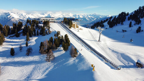 "Everything under one roof" - modern Moving Carpet and family-friendly walkway