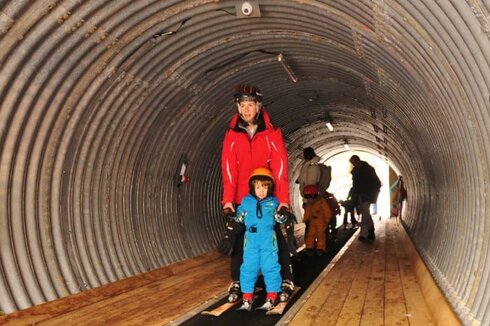 Moving Carpet: Two moving carpets lead through earth tunnels