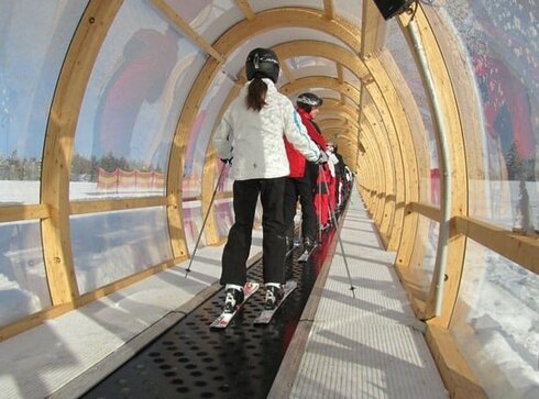Moving Carpet: VARIOS wooden gallery in the Junior Ski Circus