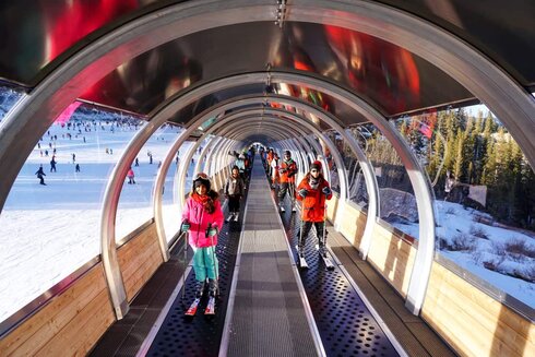 3,500 persons/h conveyor capacity thanks to dual Moving Carpet