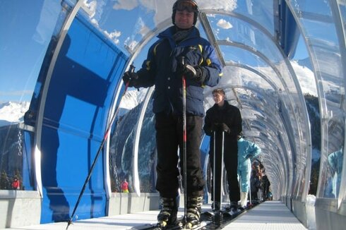 Conveyor belt as ski lift replacement - Sunny Mountain builds on the Sunkid Moving Carpet