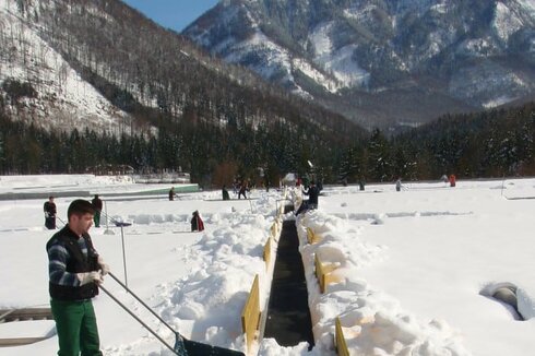 Conveyor belts facilitate snow removal on the roof