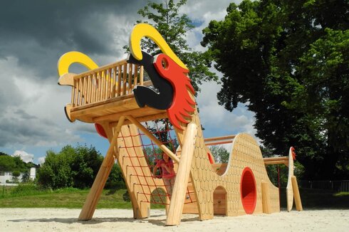 Wood'n'Fun: Giant dragon in Asia spa